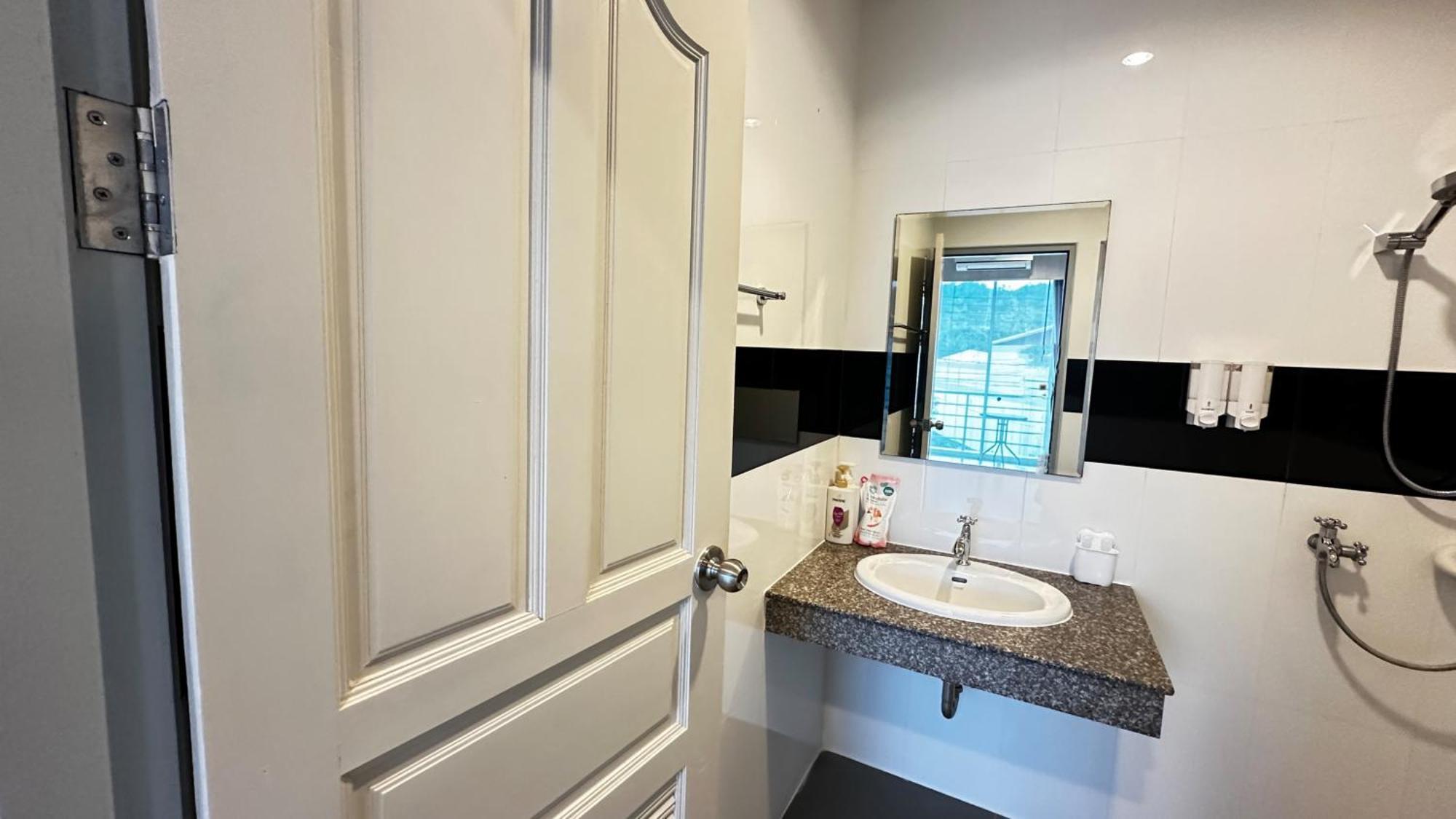 Auriflex House Bed & Breakfast Krabi ภายนอก รูปภาพ